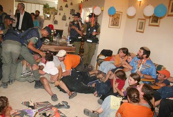 פינוי אחד הבתים // צילום: מרים צחי