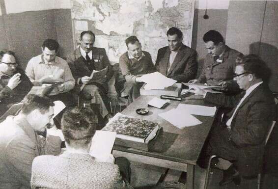 חוקרי לשכה 06 בישיבת "הקראת פרקי תהילים", שבה דנים בחומר הראיות // צילום: משטרת ישראל