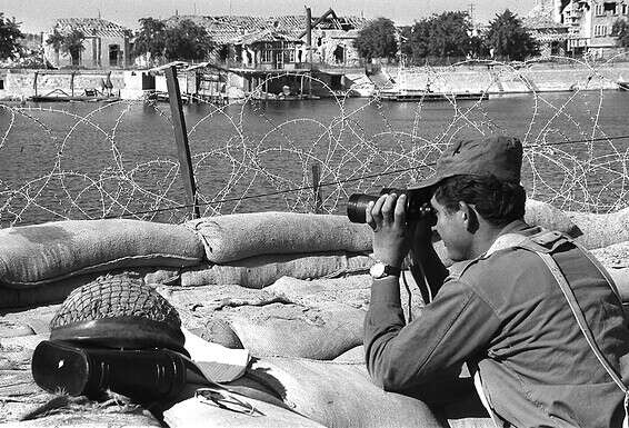 חייל צה"ל על גדות תעלת סואץ במלחמת ההתשה. נאצר חתר למלחמה סטטית, מתמשכת,  בלתי ניתנת להכרעה, שבה הישגים קרקעיים ממערב לסואץ הם נטל לישראל, ולא נכס צילום: לע"מ