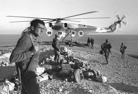 מסוק ישראלי בהמתנה להטסת כוחות וציוד עם סיום המבצע באי שדואן, ינואר 1970 // צילום: משה מילנר, לע"מ