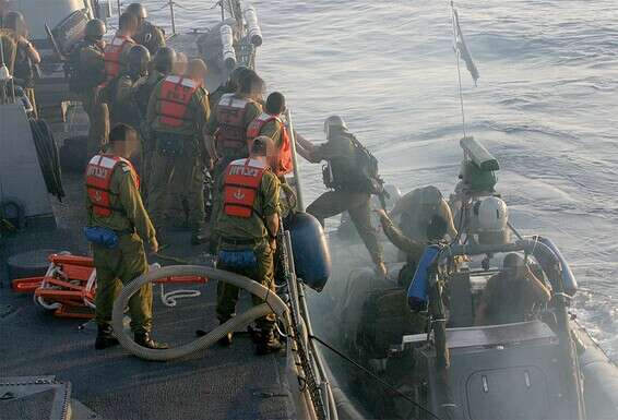 לוחמי השייטת במבצע // צילום ארכיון: מוטי מילרוד