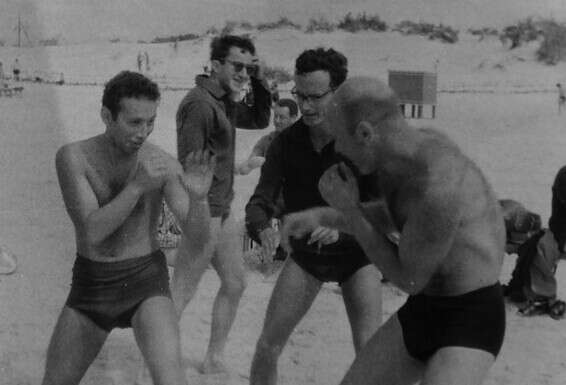 שב"י יעקב מאור (משמאל) עם חברים בחוף // צילום: באדיבות המשפחה