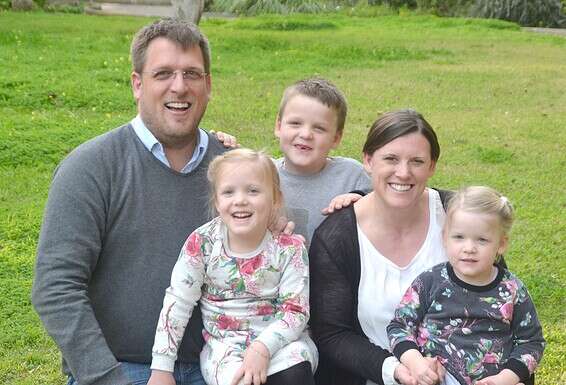 המנהל, מיכה באייר, עם אשתו, קרין, וילדיהם. "מנסים לייצר לילדים שגרה של כיף במתחם"