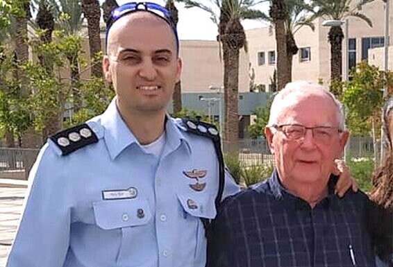 פקד ד"ר יוסי המי עם סנ"צ בגימלאות מיקי גולדמן, אחד החוקרים בלשכה 06 