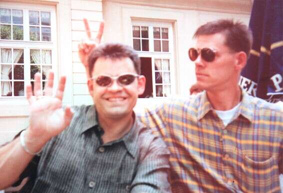 ריינר הס (מימין) עם אחיו, קאי, בשנות ה־90. "רציתי להשפיע עליו באופן חיובי, אבל כשראיתי את השקרים שלו, רבנו והתרחקנו" 