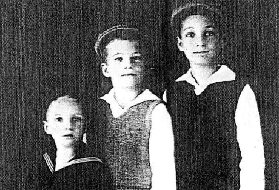 "מקנאים אנחנו בכם בבנים כאלו". דוד (מימין), משה ואחיהם הקטן אברהם רפאלי