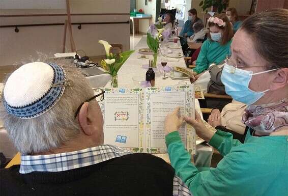 חגיגת ליל הסדר המשותפת ב"בית אליעזר". "השנה נאלצנו לחגוג בקבוצות שאליהן התחלקנו"