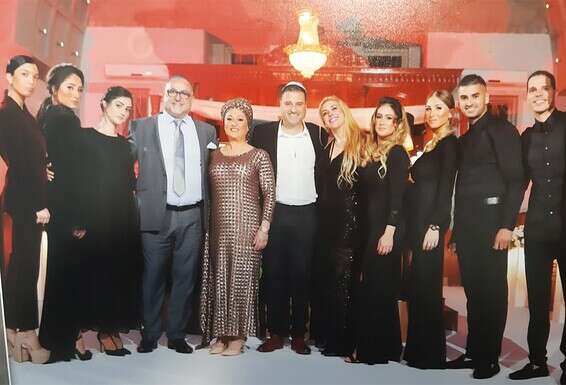 מרטין (בשמלה כסופה) ובעלה, שלום, עם השבט המשפחתי. "החתונה שלנו היתה מדהימה"