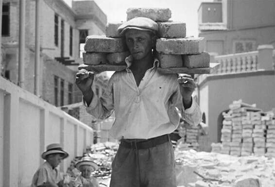 פועל בניין בתל אביב עם חומרי בנייה 