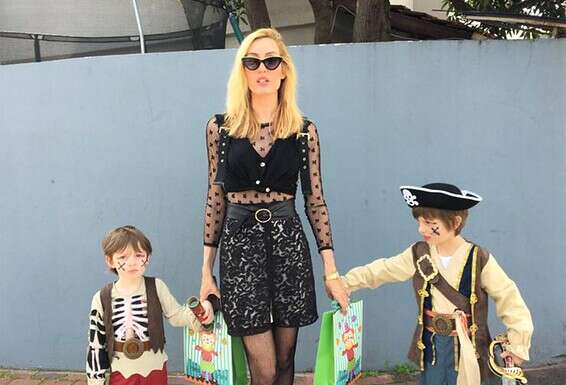 אשתו, שירה מנור, עם ילדיהם תים וניל