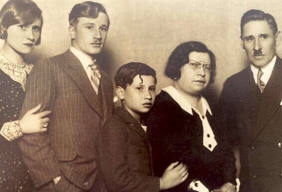 משפחת בק, וינה 1931. מימין: הרמאן, עמליה, פריץ, הוגו ואירנה