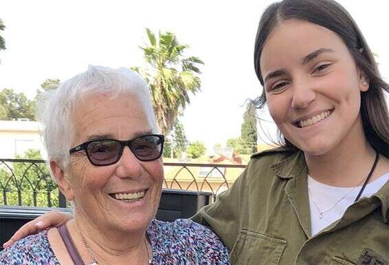 צוערת גיא גונדה עם סבתא שלה // צילום: דובר צה"ל