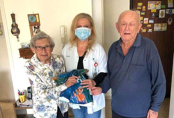 הרוקחת שלומית קוגן עם בני הזוג לייבוביץ