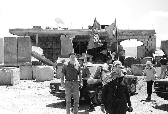 אלדד בק עם תושבים בדרום לבנון, בדרכו לעצרת