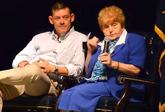 ריינר עם ניצולת השואה אווה מוזס קור, שנפטרה בשנה שעברה. שכנע אותה לאמץ אותו סמלית