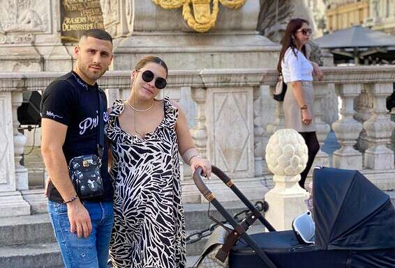 "הרופא אמר לי: 'היה לכם מזל גדול'. עם אשתו עדן והילדה עלמה לאה, השבוע בוויאדוליד