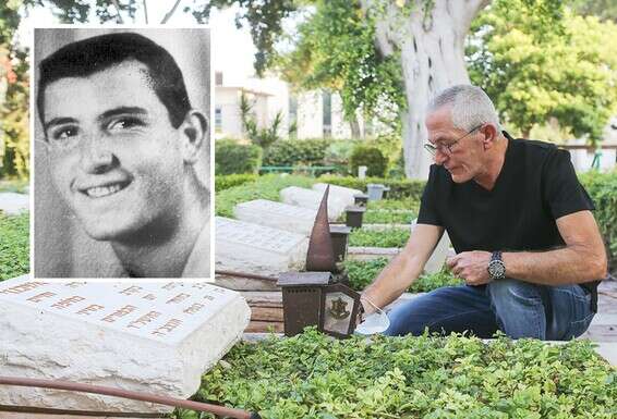 עופר אשכנזי ליד קבר אחיו אברהם