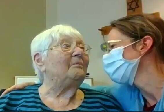 שושנה פרי והמטפלת ברבל לרנר