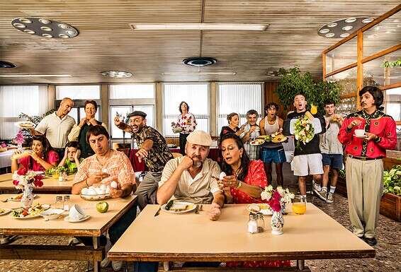 עם שחקני "שנות ה־80". "לא חשבתי שזה יהיה קאלט וייגע בכולם ברמה כזאת" צילום: אוהד רומנו