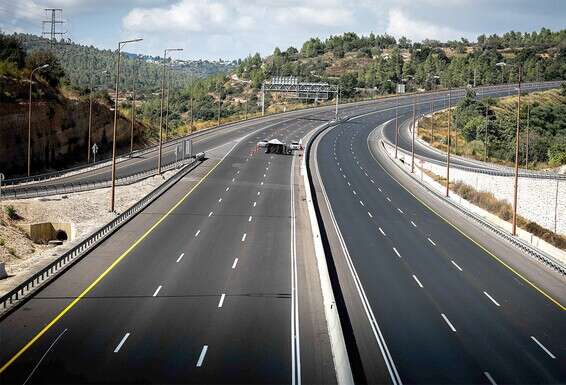 כביש ריק סמוך לירושלים // צילום: אורן בן חקון
