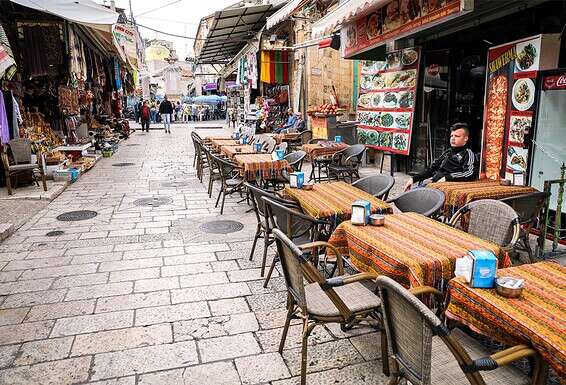 מסעדות ריקות בעיר העתיקה בירושלים // צילום: אורן בן חקון