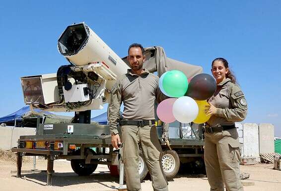 רס"ב מני שלום וסמ"ש  עומר חכמון עם מערכת  "להב אור". השמידו יותר מ־150 בלונים בשבועיים // צילום: אורן כהן