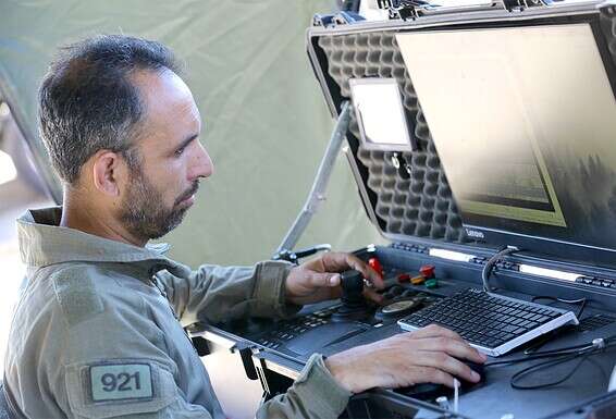 רס"ב מני שלום ליד מחשב הבקרה. ג'ויסטיק, כמו בפלייסטיישן // צילום: אורן כהן