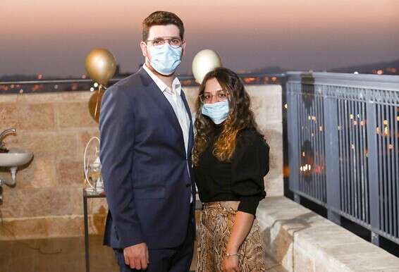 גידי פול ואסתי נוסבוים. דייטים בנסיעות של חסד. צילום מתוך אלבום פרטי