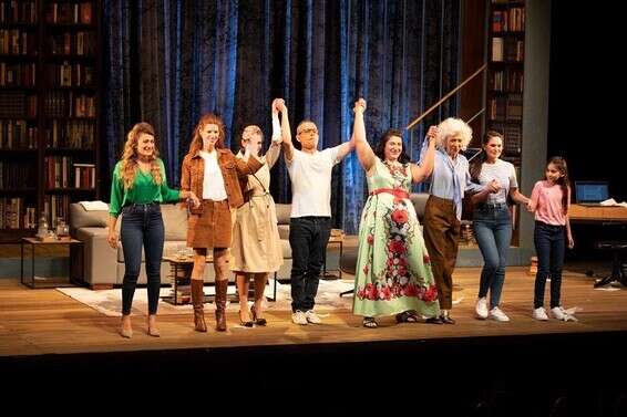 שחקני "הנשים של ג'ק" מודים לקהל בסוף ההצגה // צילום: מישל דוט קום