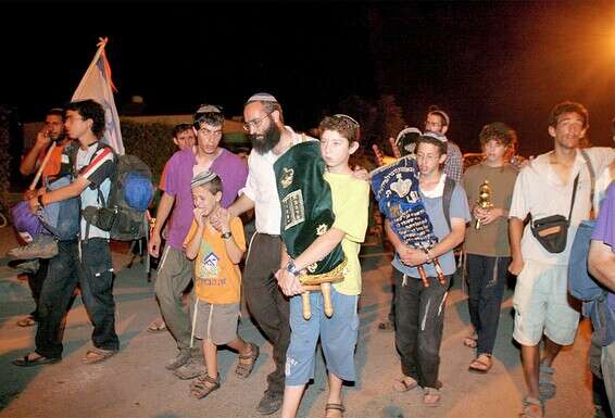 פינוי ספרי תורה מבית כנסת // צילום ארכיון: מרים צחי