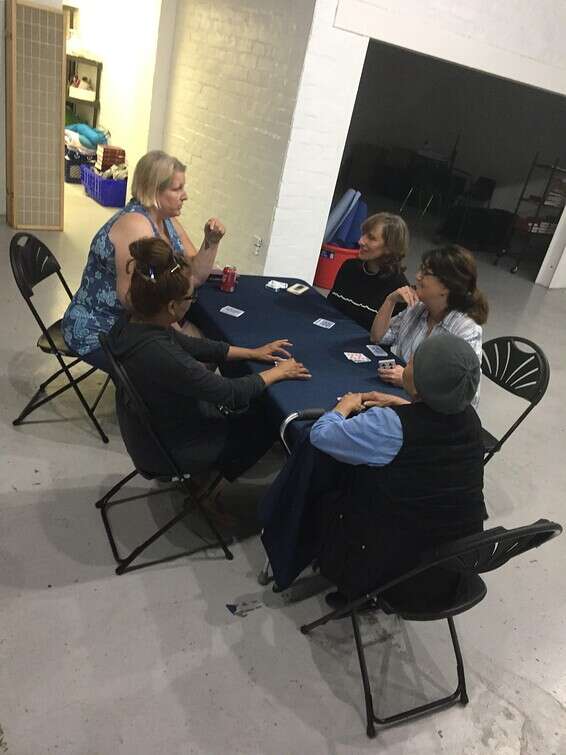 מתנדבי 'עיקר' ומשתתפים בתוכנית 'חנייה בטוחה אל-איי' משחקים קלפים לאחר ארוחת ערב שארגן בית הכנסת לחסרי הבית המתארחים בחנין בית הכנסת // צילום: באדיבות עיקר