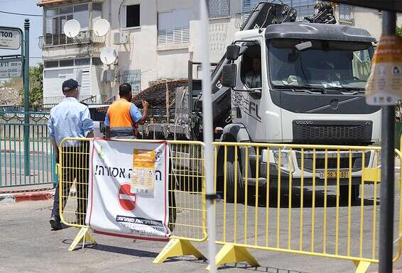 מחסום בשכונה ברמלה // צילום ארכיון: יהונתן שאול