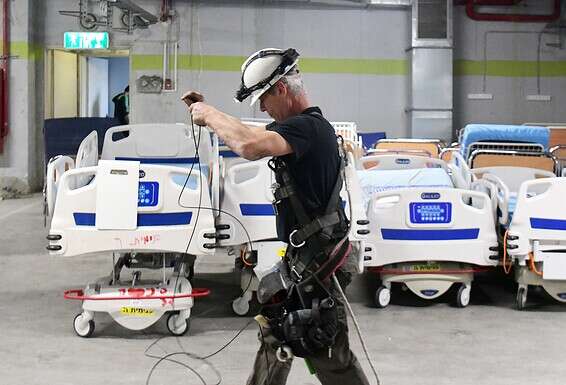 הקמת יחידת טיפול נמרץ לחולי קורונה בבית החולים שיבא // צילום: יוסי זליגר 