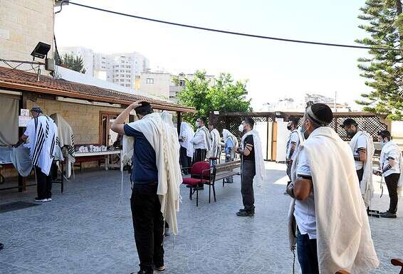 מתפללים תחת כיפת השמיים באור יהודה // צילום: יוסי זליגר