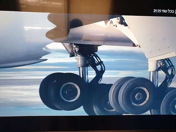 נוחתים בדרימליינר // צילום מסך מתוך הסדרה