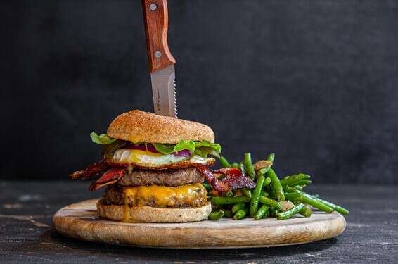 ההמבורגר הקטוגני של אגאדיר // צילום: איתן וקסמן 