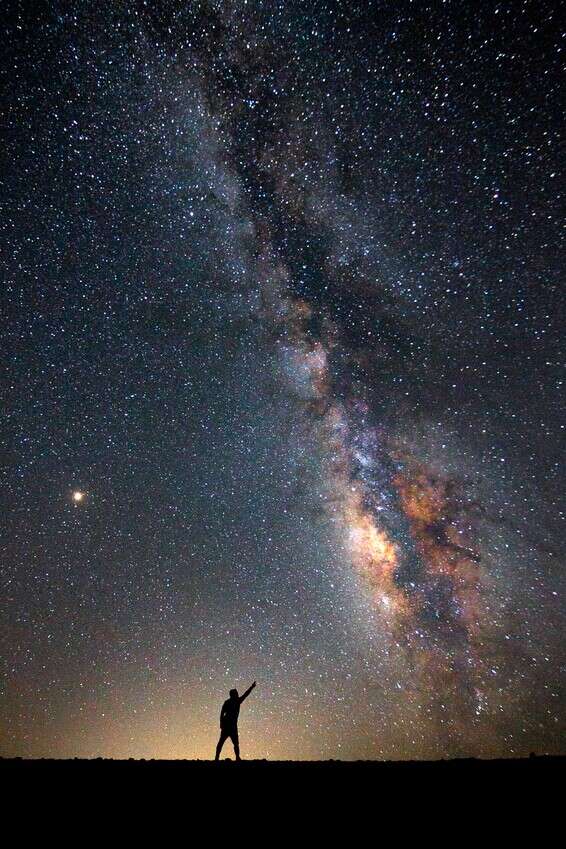 שביל החלב מעל מכתש רמון // צילום: כפיר ולר - רודפי הכוכבים