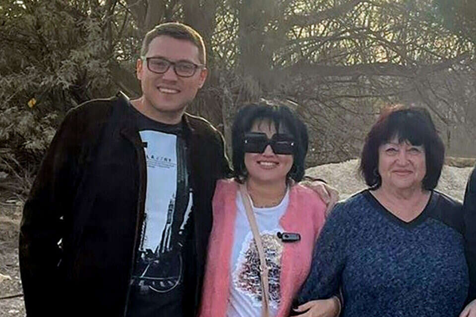 יגורוב עם סבתו החצי אוקראינית (מימין) והאם ממוצא רוסי  , 