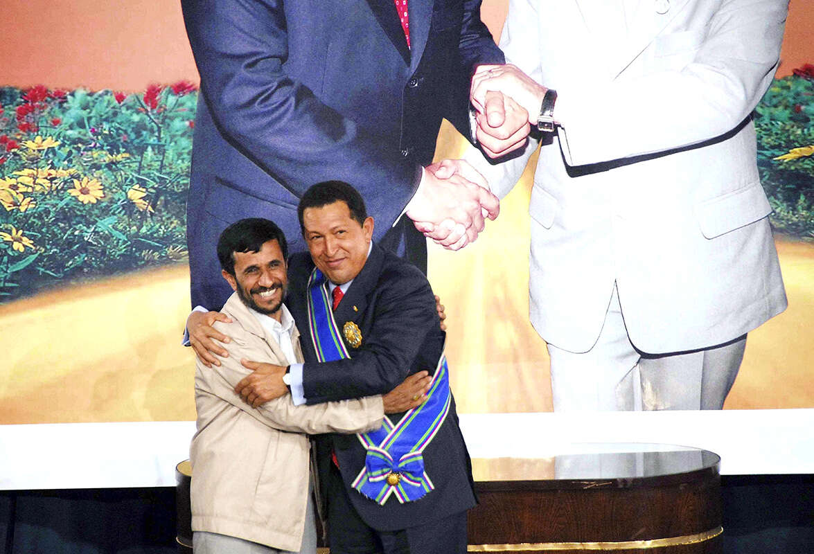 נשיא ונצואלה לשעבר צ'אבס עם נשיא איראן לשעבר אחמדינג'אד. "נבנתה שם מפלצת" , GettyImages