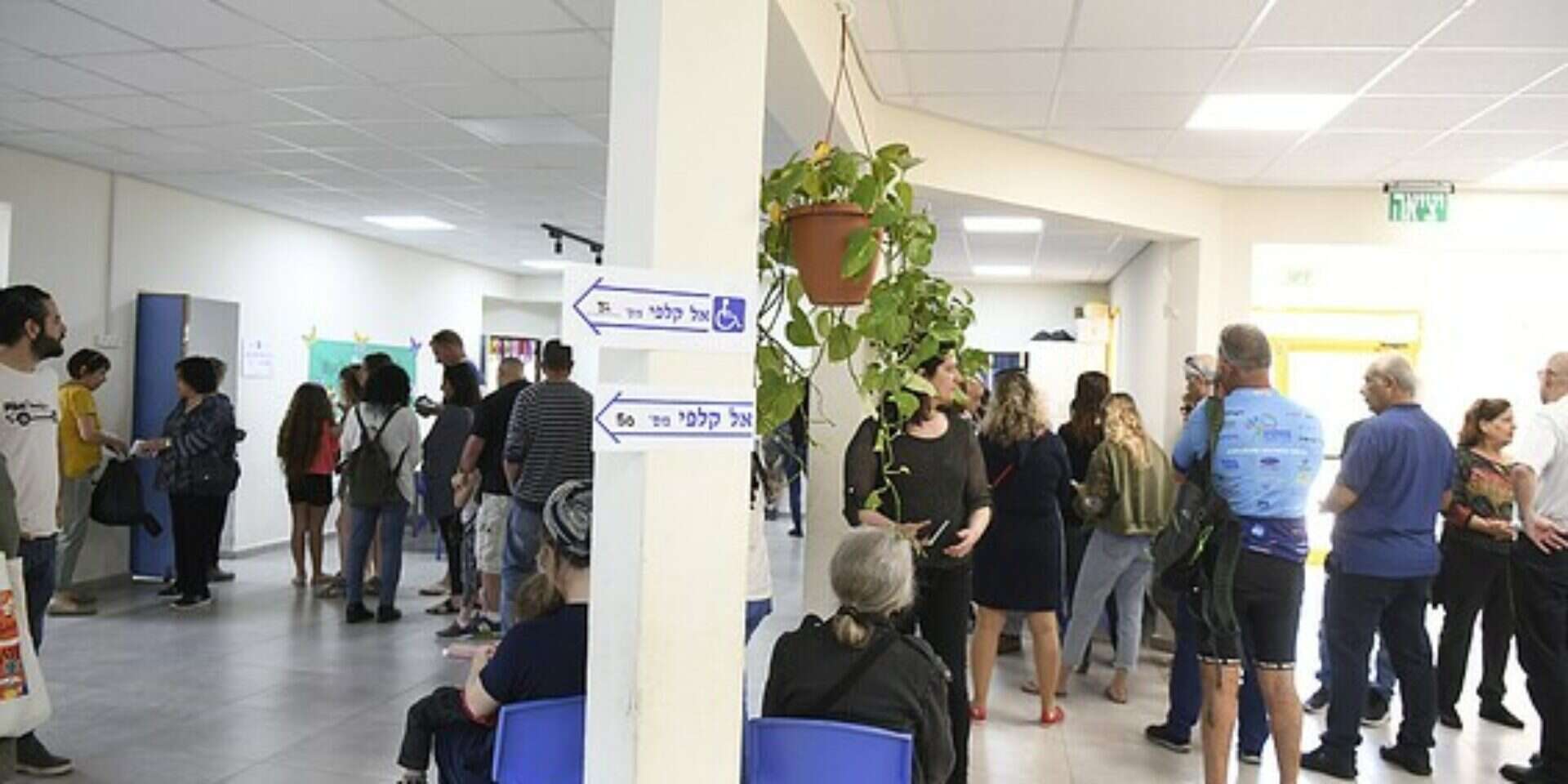 מצביעים בקלפי // צילום: יוסי זליגר ,
