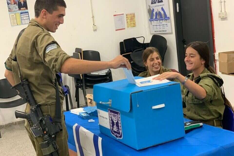 חיילי צה"ל בוחרים לכנסת ה-22 // צילום: דובר צה"ל ,