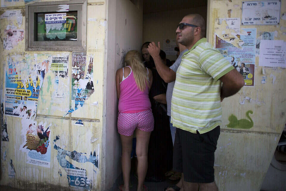 צילום: גטי אימג'ס // תושבים מתפנים למרחב מוגן בשדרות (אילוסטרציה) , 