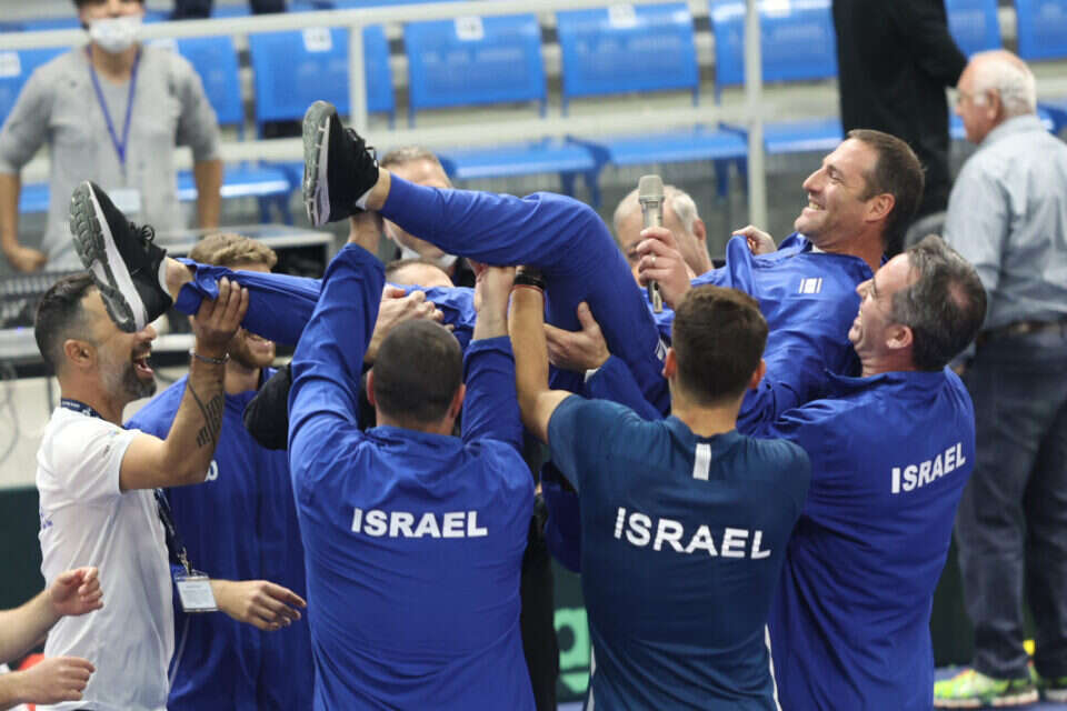 נבחרת ישראל חוגגת ויוני אריך על הכתפיים , אורן אהרוני