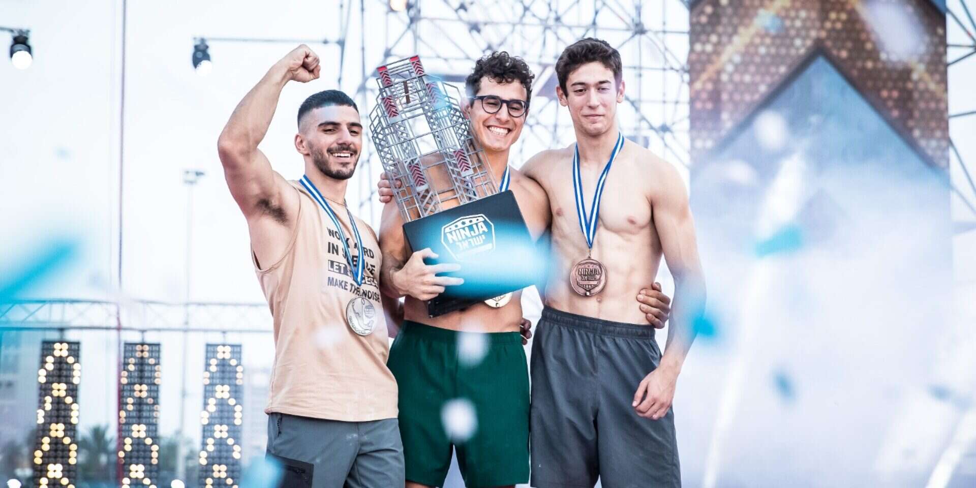 יובל שמלא עם הגביע של הנינג'ה , עודד קרני