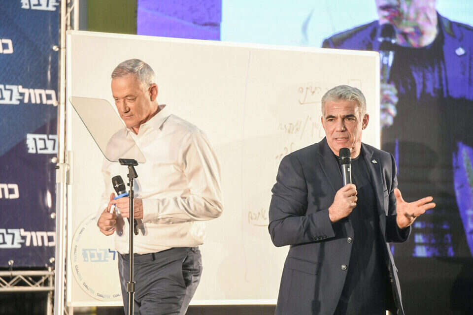 אם תעלה האפשרות להיכנס לממשלה, יתחיל מאבק בלי סנטימנטים. לפיד וגנץ // צילום: יוסי זליגר // אם תעלה האפשרות להיכנס לממשלה, יתחיל מאבק בלי סנטימנטים. לפיד וגנץ  , 