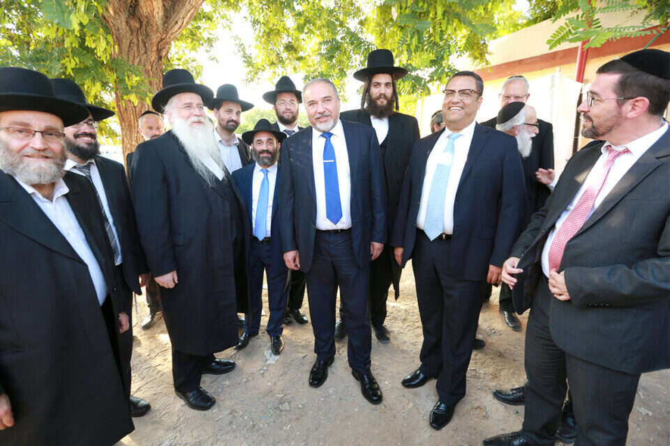 בימים אלה נמצאות בשלבי תכנון 3,600 יחידות דיור. ליברמן עם משה ליאון, מאיר פרוש ומשה גפני // צילום: יוסי רוזנבוים/עיריית אלעד // בימים אלה נמצאות בשלבי תכנון 3,600 יחידות דיור. ליברמן עם משה ליאון, מאיר פרוש ומשה גפני ,