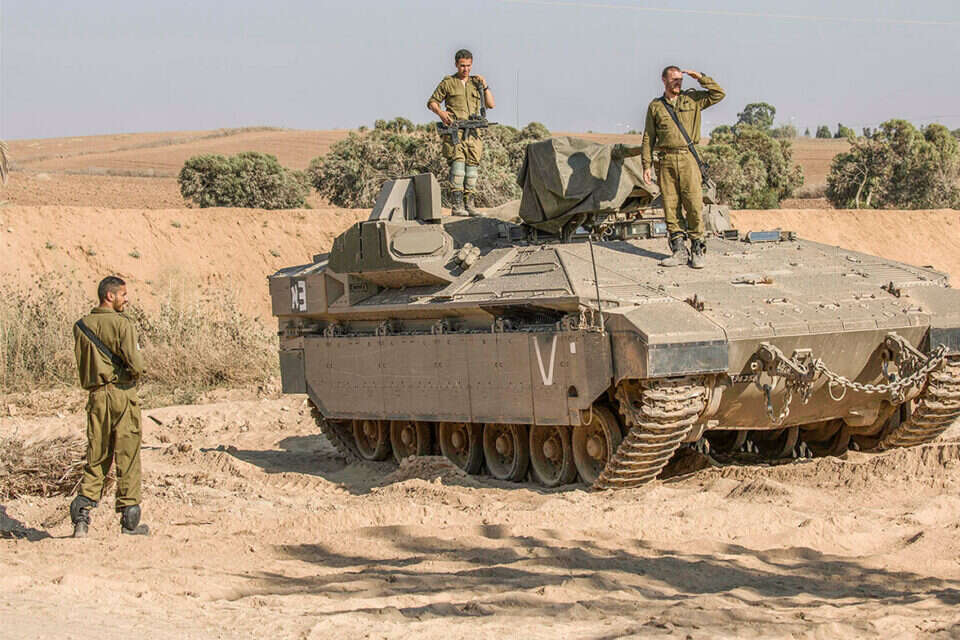 חמאס מעוניין בשקט בעזה כדי לשקם תשתיות, להעלות את רמת החיים בה ולהתעצם צבאית. לוחמי צה"ל משקיפים על גבול הרצועה // חמאס מעוניין בשקט בעזה כדי לשקם תשתיות, להעלות את רמת החיים בה ולהתעצם צבאית. לוחמי צה"ל משקיפים על גבול הרצועה ,