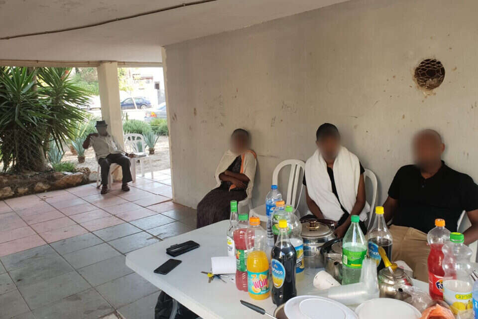 צילום: באדיבות המשפחה // השבעה בכניסה לבניין , 