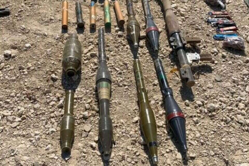 הנשק שנתפס בידי מחבלים שחוסלו בדרכם לחציית הגדר מעזה // צילום: דובר צה"ל ,