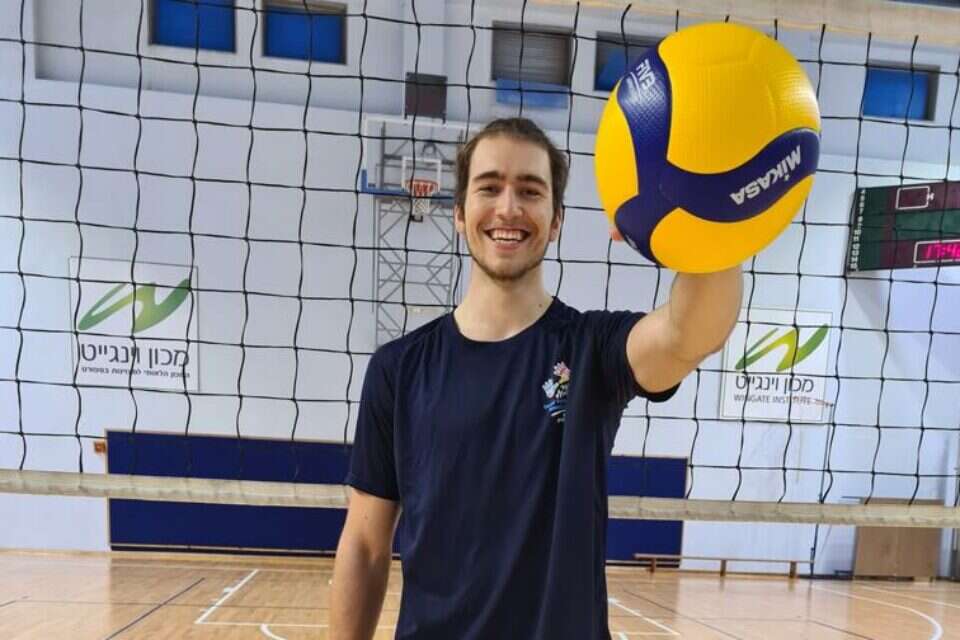 מתי קרפוב. גדל כיהודי, לא זכאי לדרכון ישראי , פרטי
